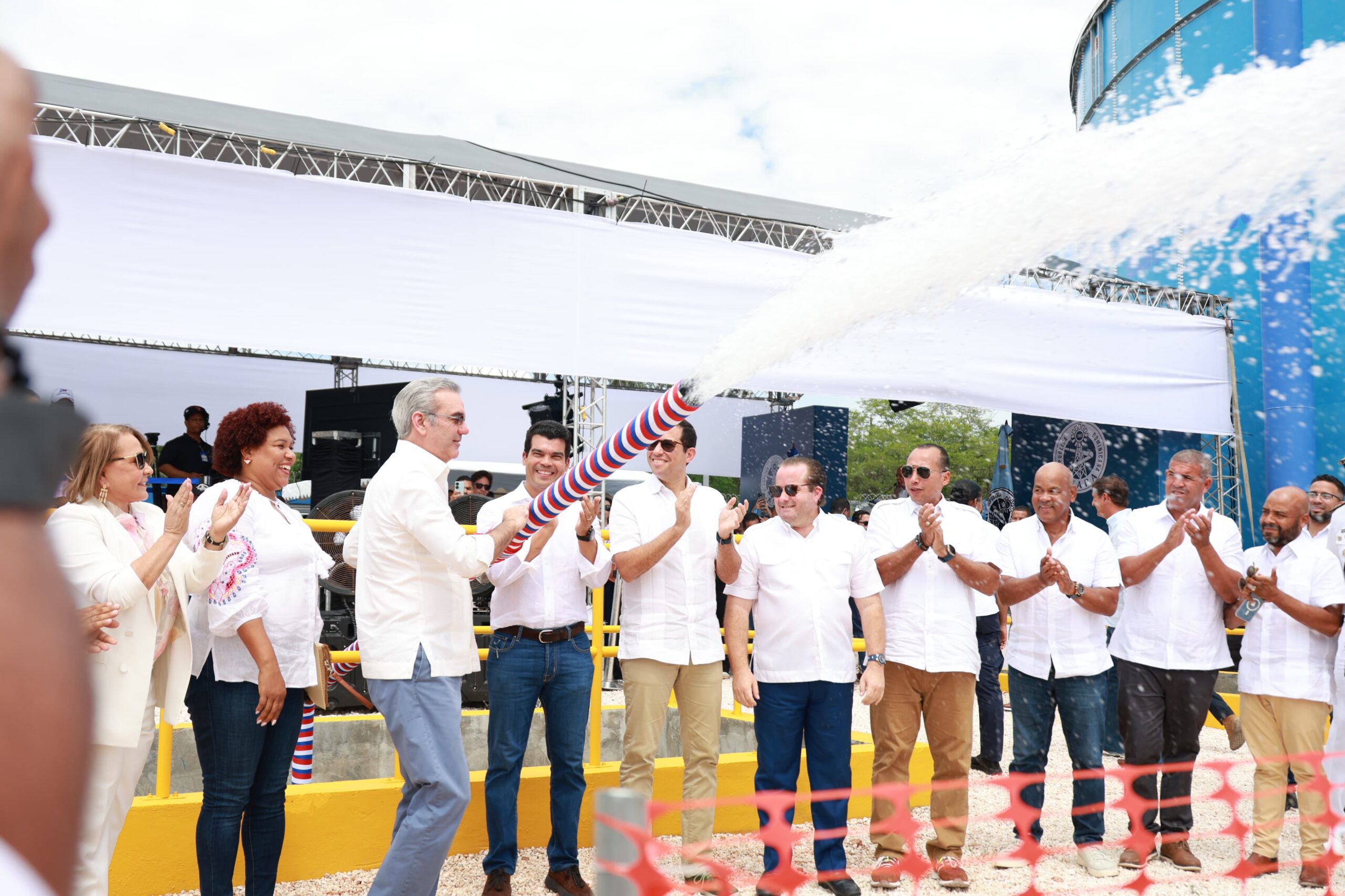 Presidente Luis Abinader y Wellington Arnaud, director del INAPA, inauguran acueducto de Cabo Rojo, Pedernales