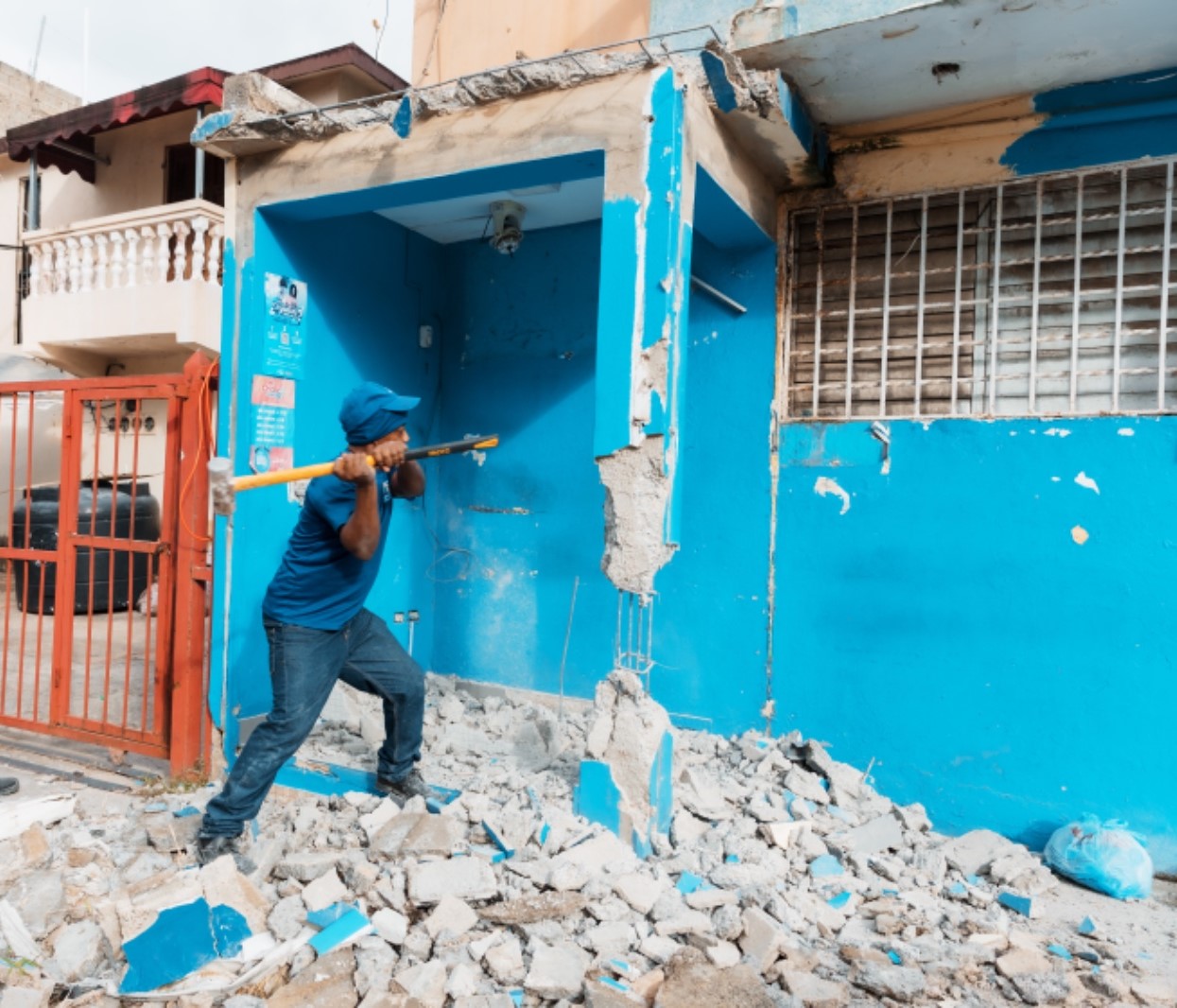 ADN cierra bancas que ocupaban aceras, retira chatarras y clausura taller en Ensanche Quisqueya tras jornadas de concientización