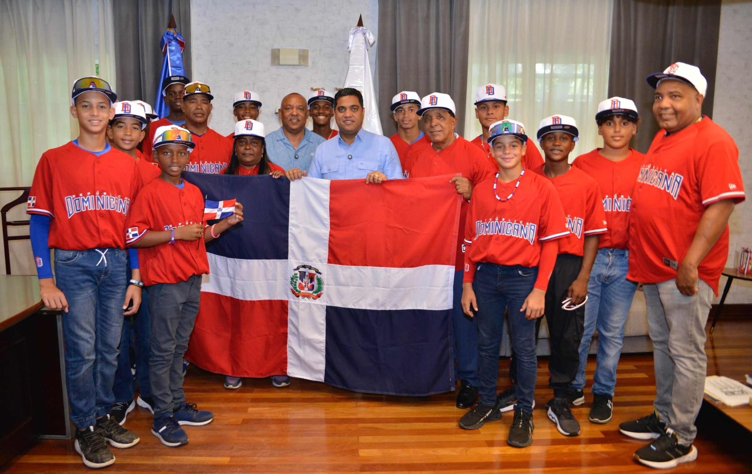 Ministro Kelvin Cruz entrega Bandera Nacional selección béisbol U12