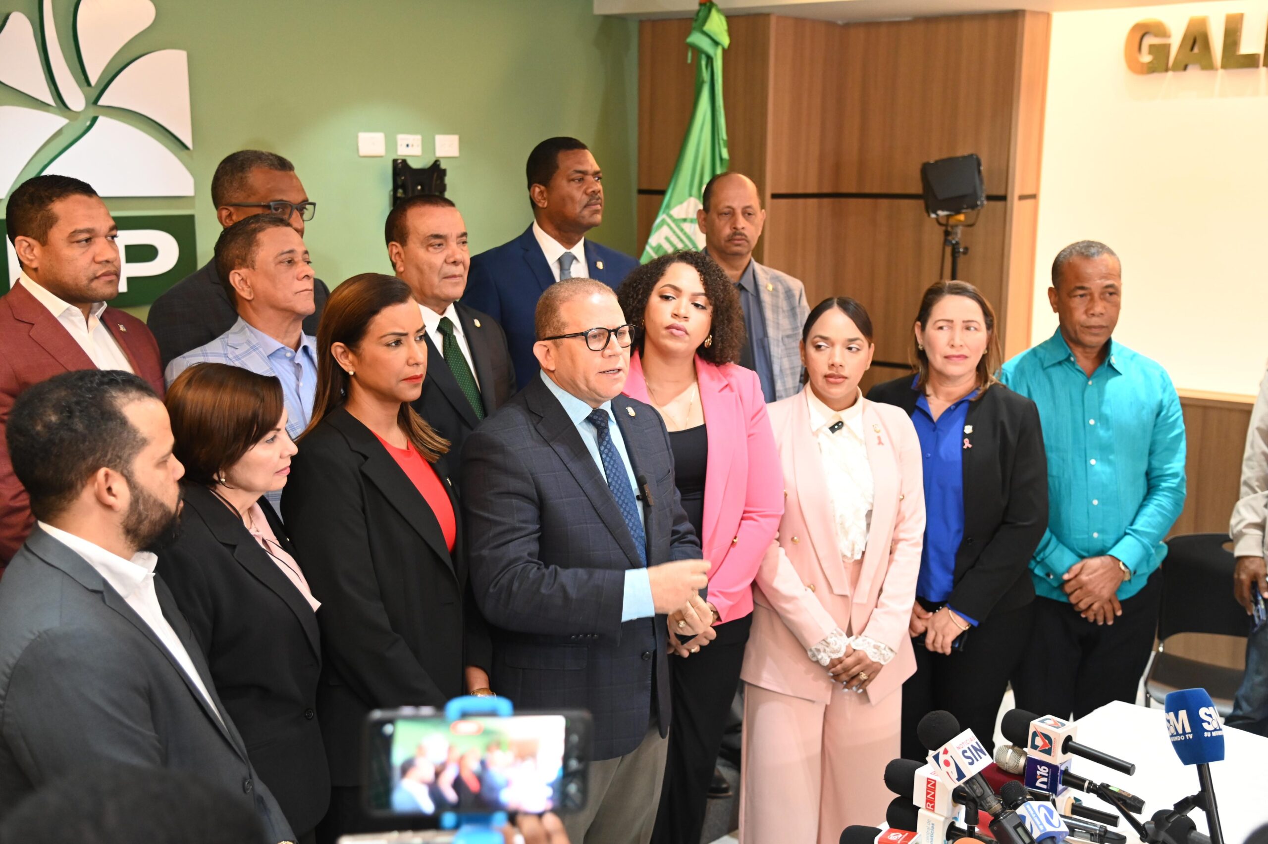 Diputados de la Fuerza del Pueblo exigen al presidente Abinader destitución del equipo económico del gobierno; bombazo fiscal puso en peligro estabilidad y paz social