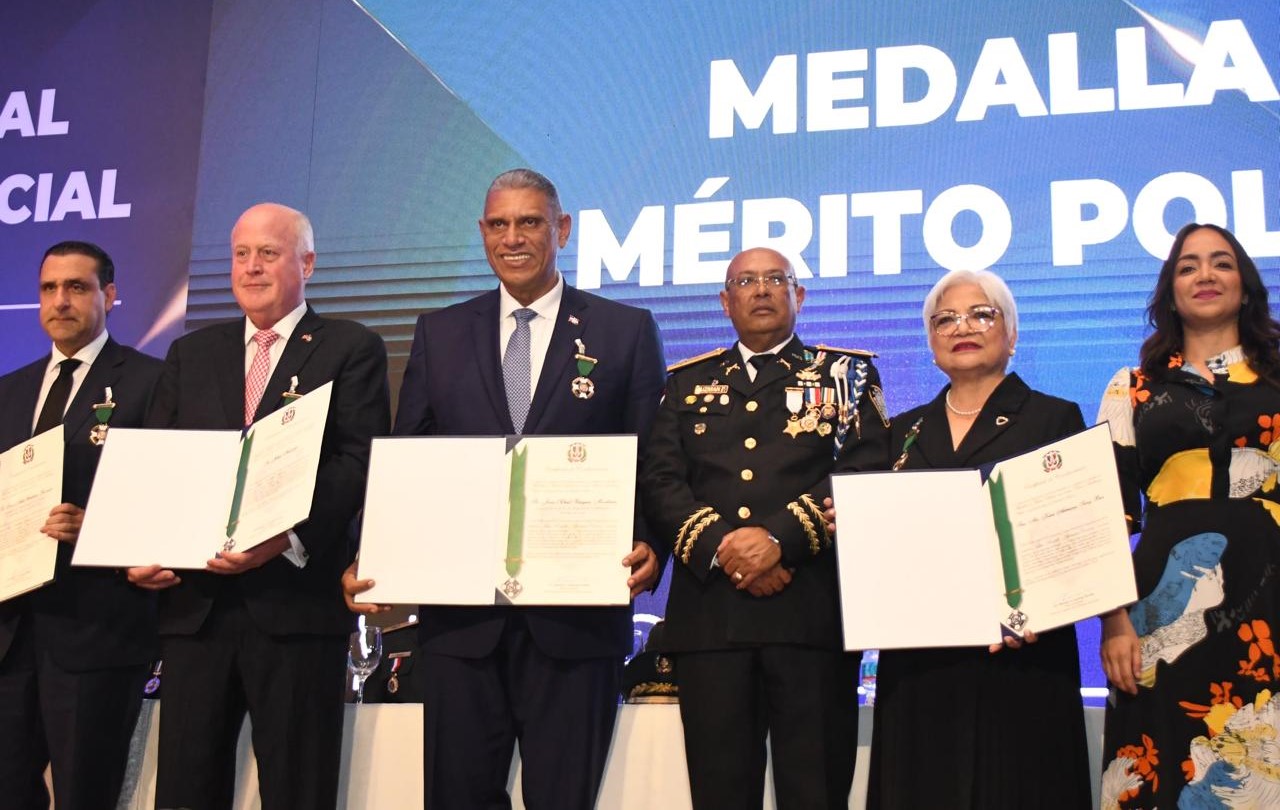 Poder Ejecutivo reconoce a Vásquez Martínez con la “Orden al Mérito Policial”