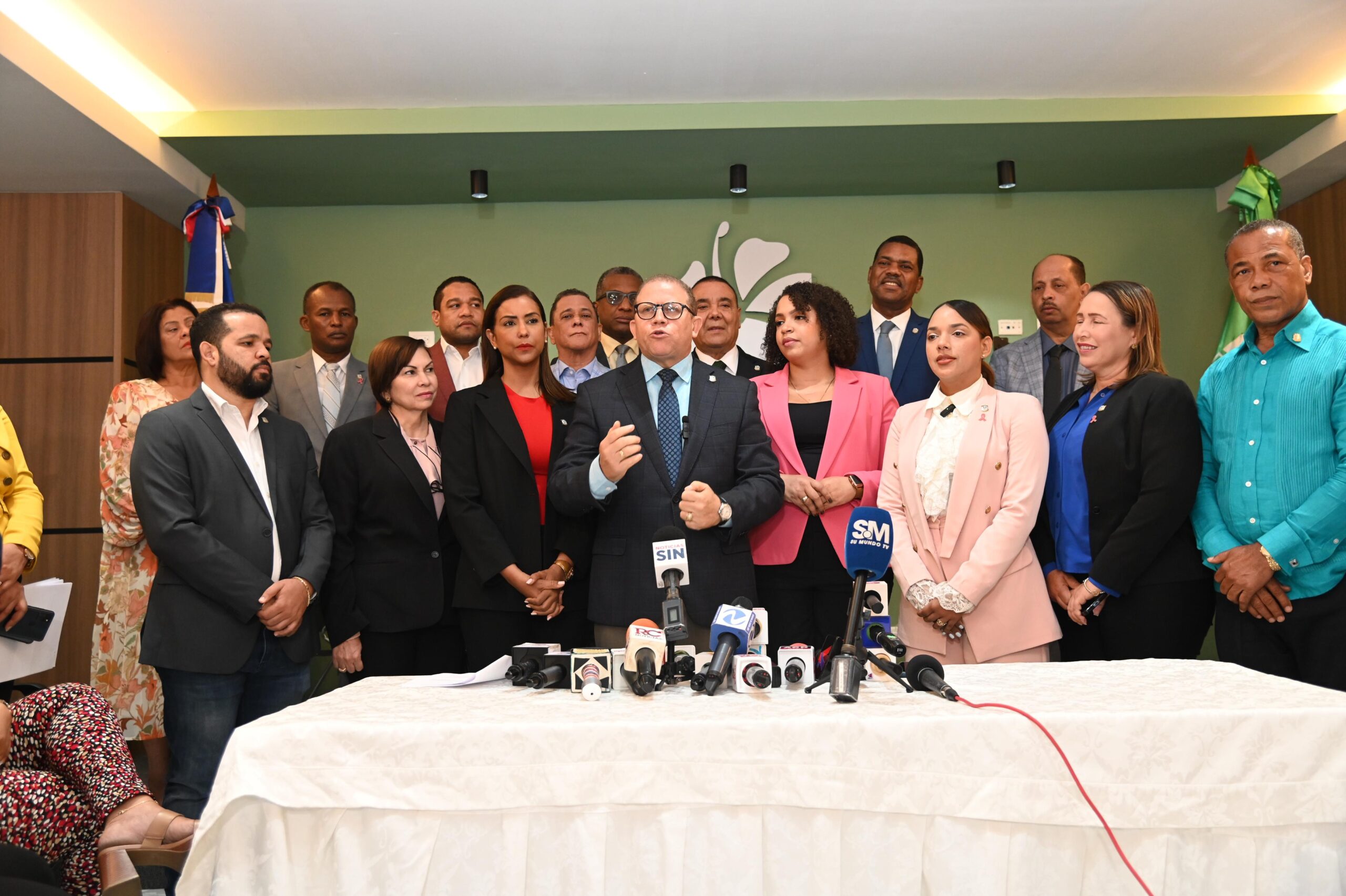 El Presidente Abinader proclamó la Constitución con la mano derecha y la viola con la mano izquierda