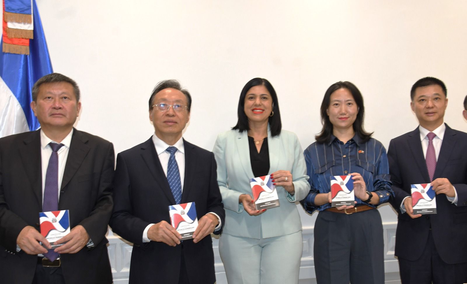 Presidente de la Comisión de Relaciones Exteriores del Senado recibe delegación de Sichuan, China