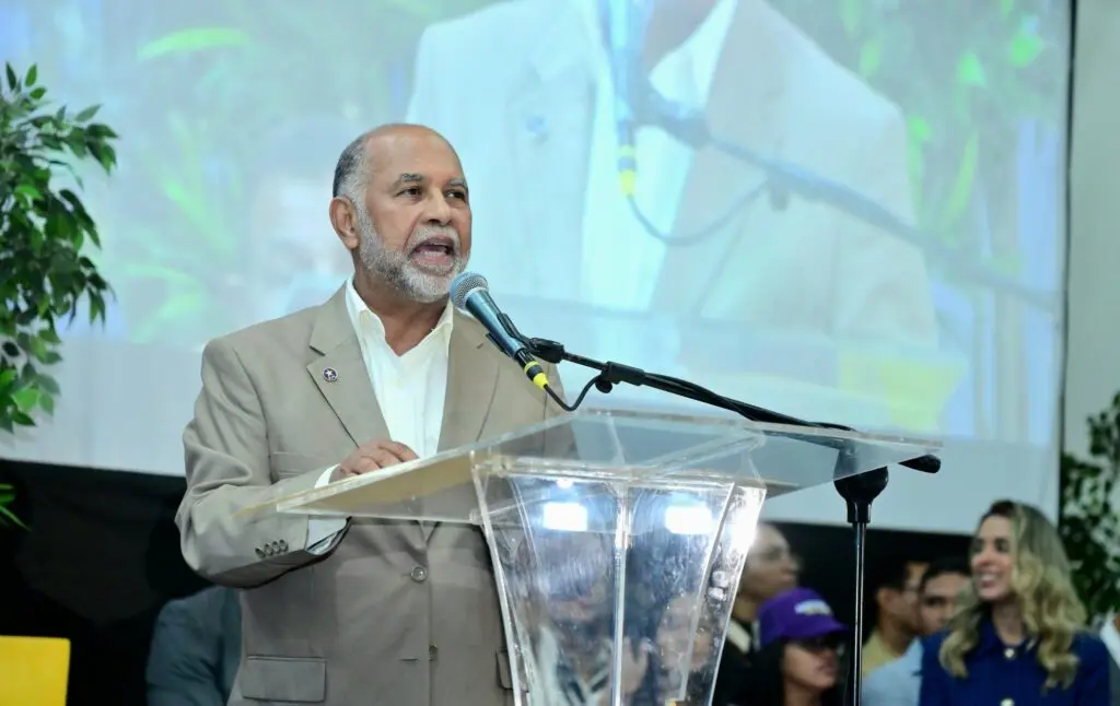 Hidalgo asegura que seguirá luchando por la dignidad de los docentes