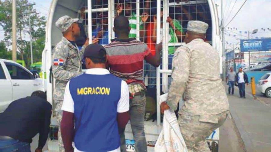 Las autoridades migratorias deportaron a más de 9.000 migrantes en condiciones irregulares en siete días de operativo