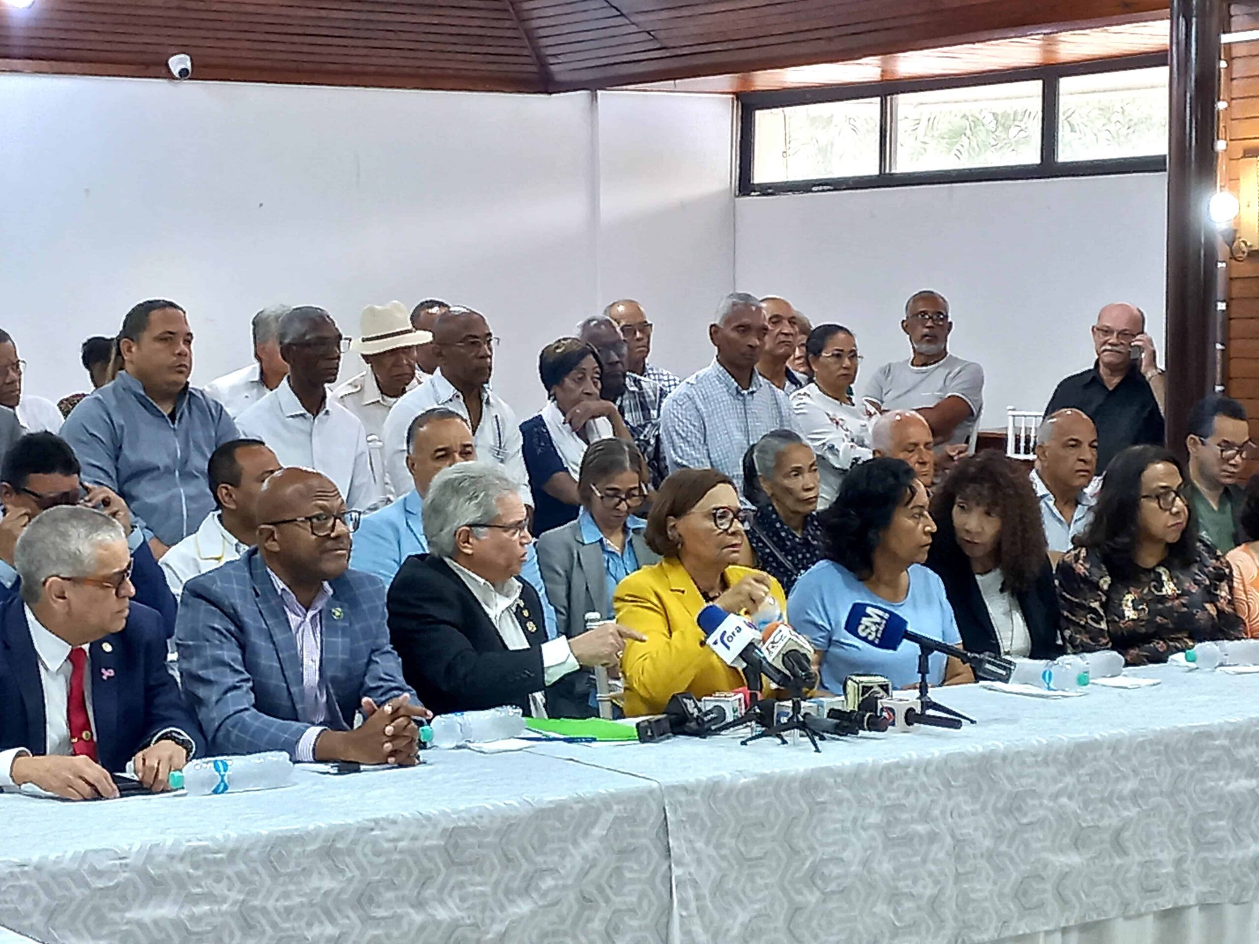 Médicos pensionados piden reajuste salarial