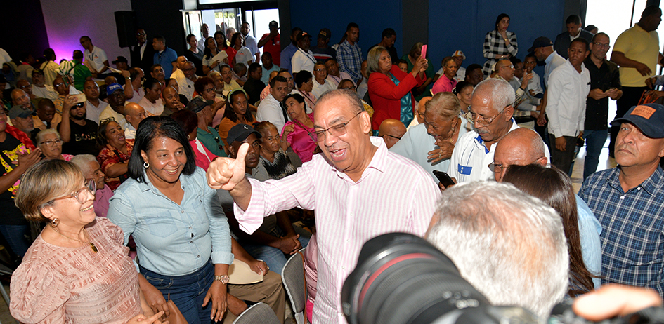 Ante cientos de dirigentes comunitarios, Deligne Ascención informa amplio alcance programa Sociales del MOPC