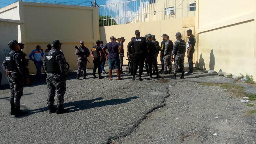 Traslado de seis reclusos y allanamiento en Prisión de Azua tras incidente violento