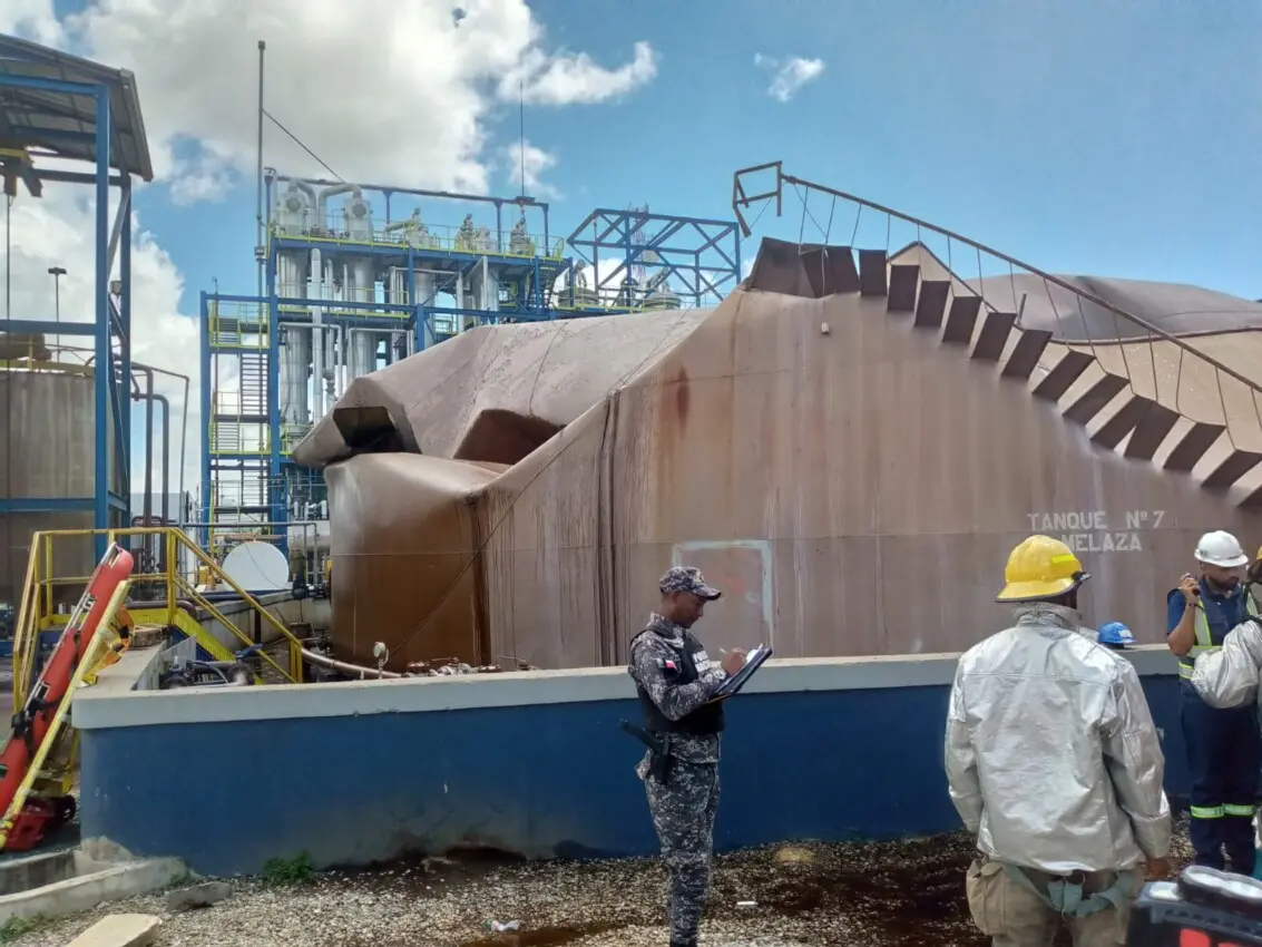 Hallan cuerpos de técnicos en tanque de Casa Brugal tras implosión
