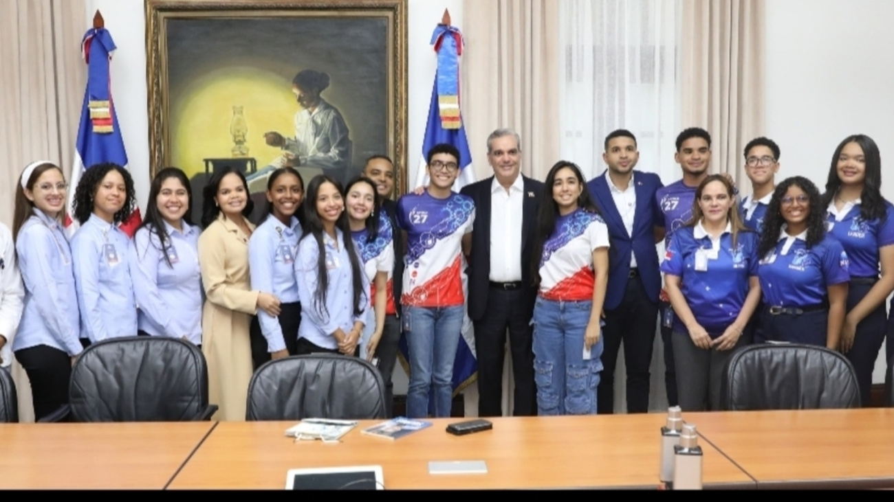 Presidente Abinader recibe estudiantes universitarios y de nivel secundario que participan en concurso NASA