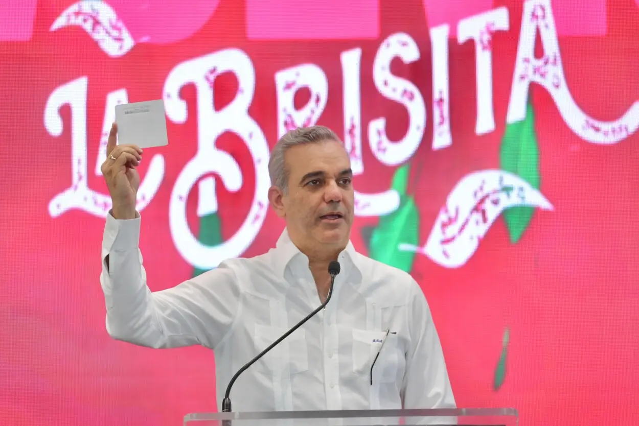 Gobierno entrega Bono Davideño; Abinader: “Llegó la brisita”