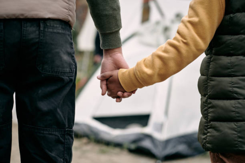 España simplifica requisitos para migrantes que viven en el país de manera irregular