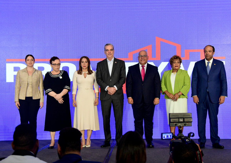 Abinader anuncia programa financiero para mujeres con una partida incial de mil millones de pesos