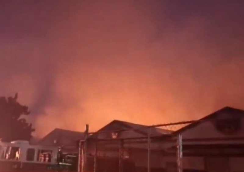 Unas 15 unidades de bomberos trabajan para sofocar incendio en zona franca de San Pedro de Macorís