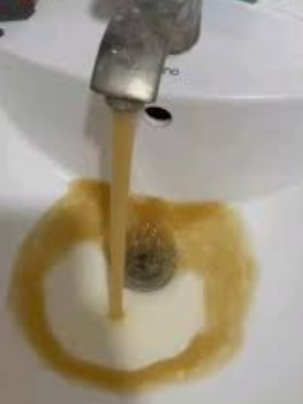 Residentes de Santo Domingo Oeste denuncian suministro de agua contaminada