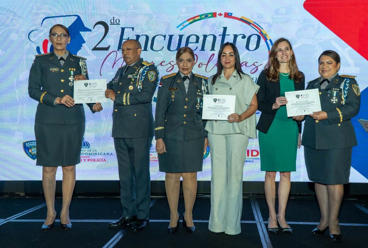 Formarán 900 mujeres desde enero para Policía Nacional dominicana