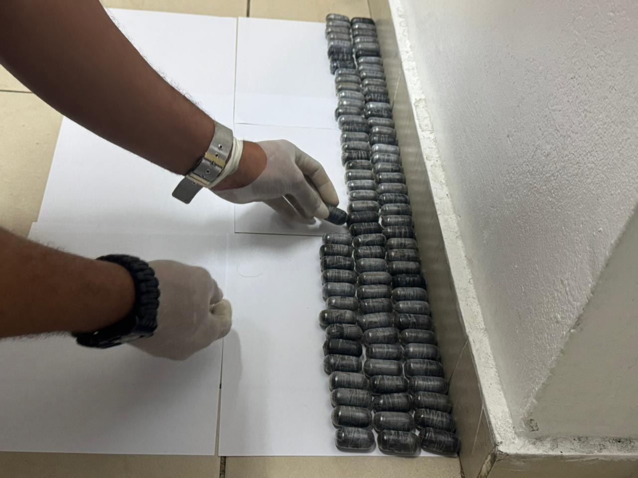 Franceses detenidos en el AILA expulsaron 340 bolsitas; Cocaína peso 4.18 kilogramos