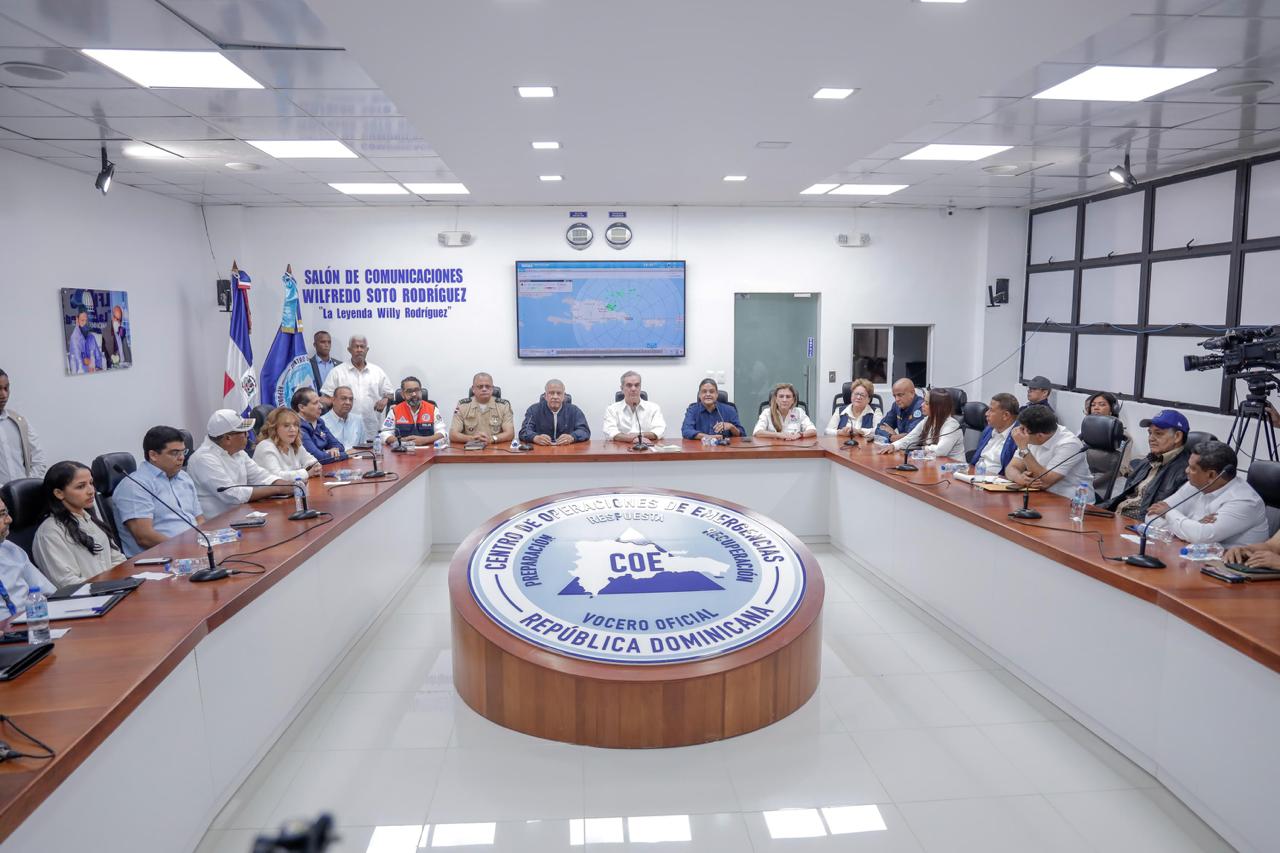 Presidente Abinader expresa su orgullo por miembros de la Defensa Civil, Bomberos y Cruz Roja