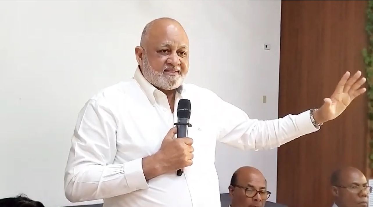 Ministro Fulcar califica de inaceptable petición de parar deportación de haitianos ilegales, respetando sus derechos.