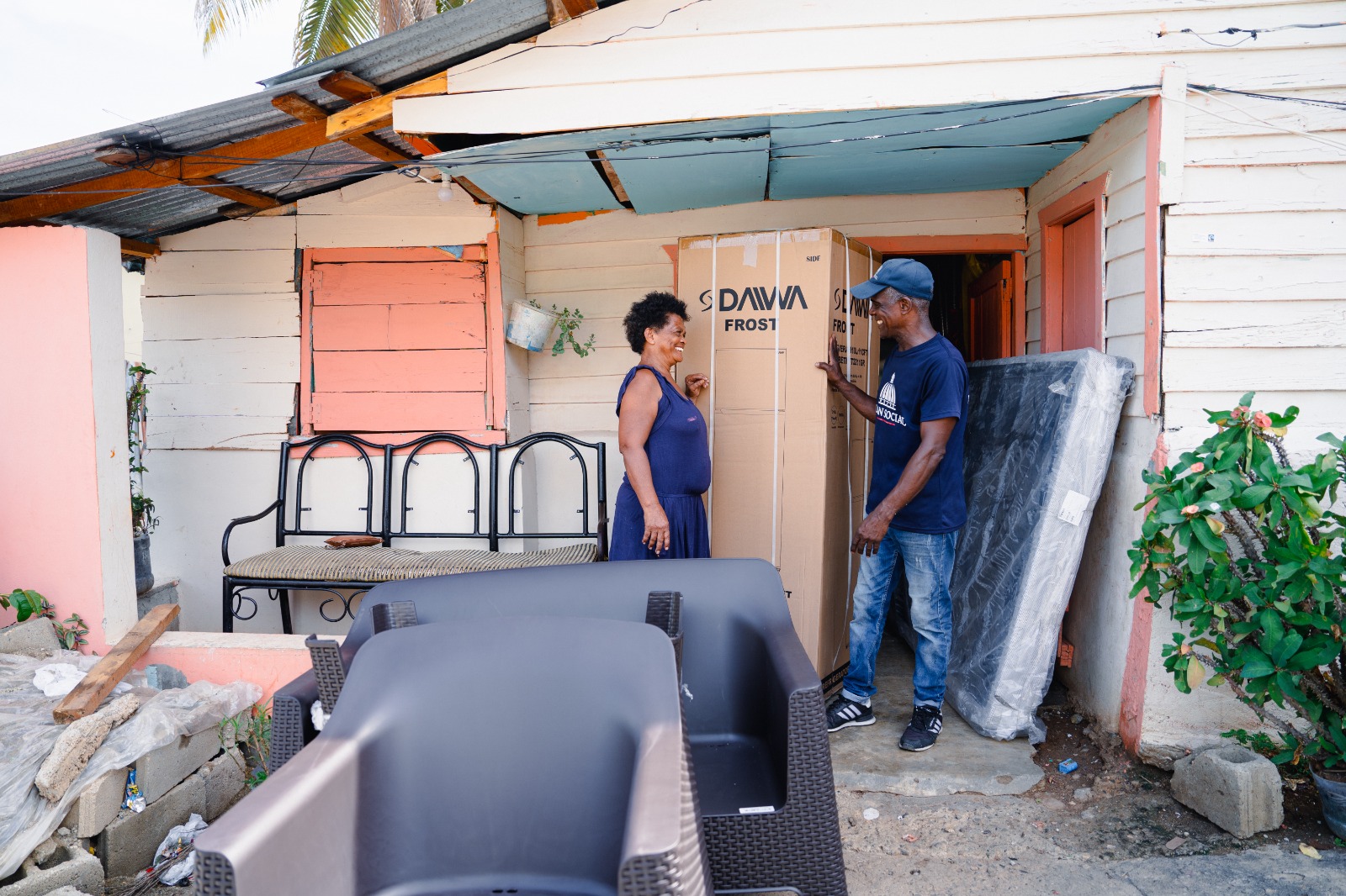 Gobierno entrega enseres del hogar a familias afectadas por inundaciones en provincias de Dajabón, Valverde y La Altagracia
