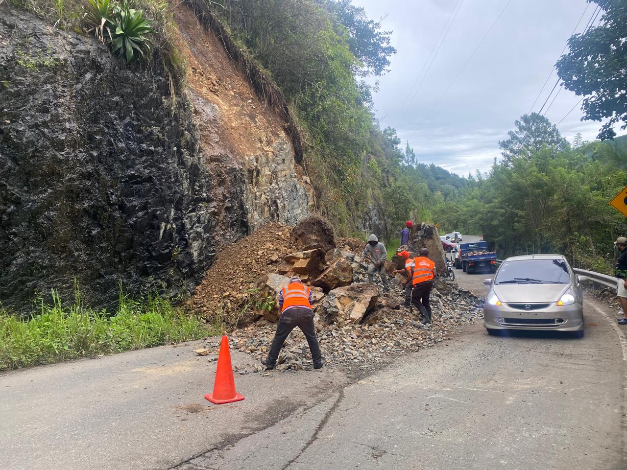 Obras Publicas rehabilita paso por carretera Jarabacoa-Constanza tras derrumbe