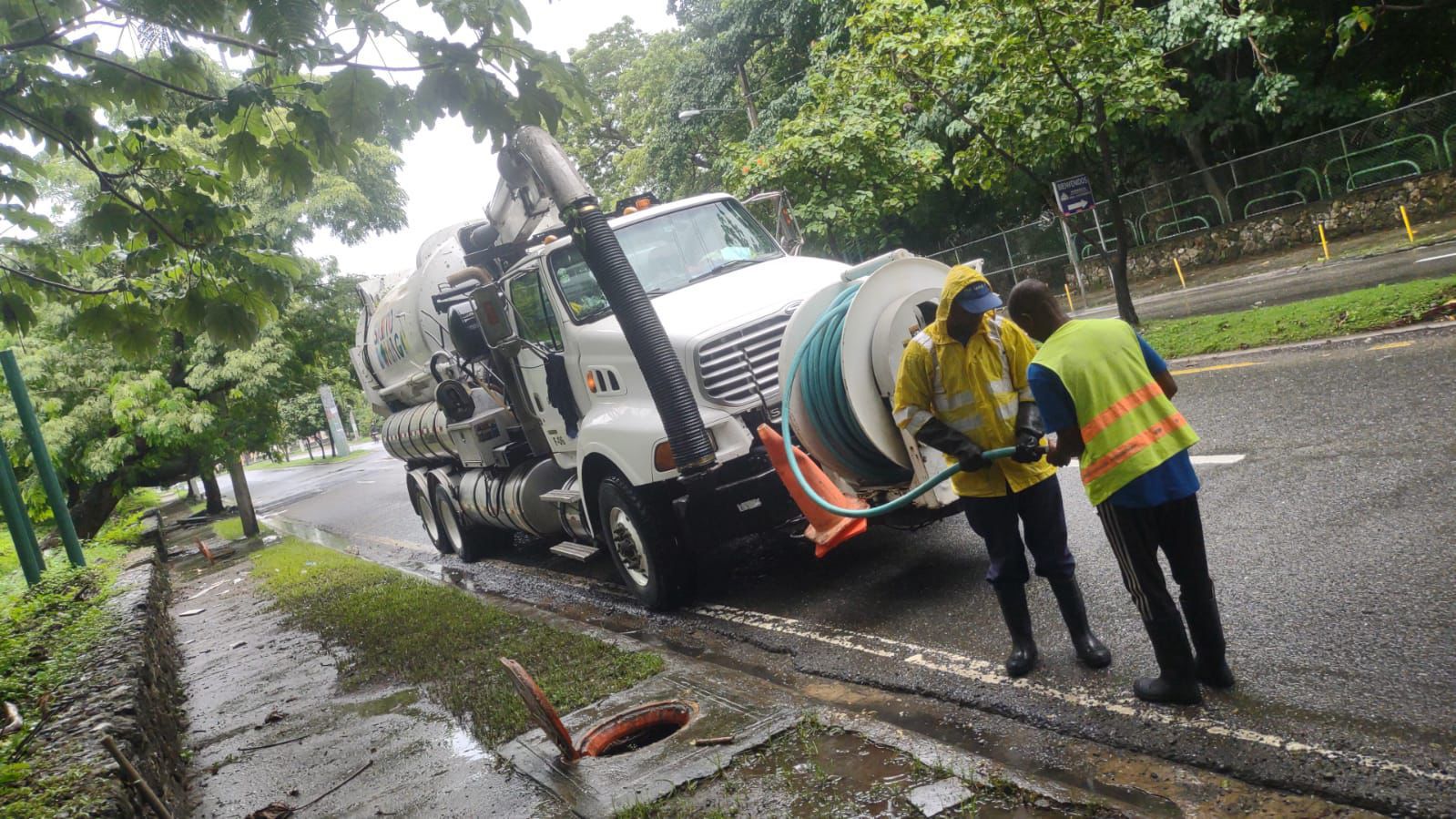 Alcaldía del Distrito Nacional amplía limpieza de imbornales ante incidencia de lluvias