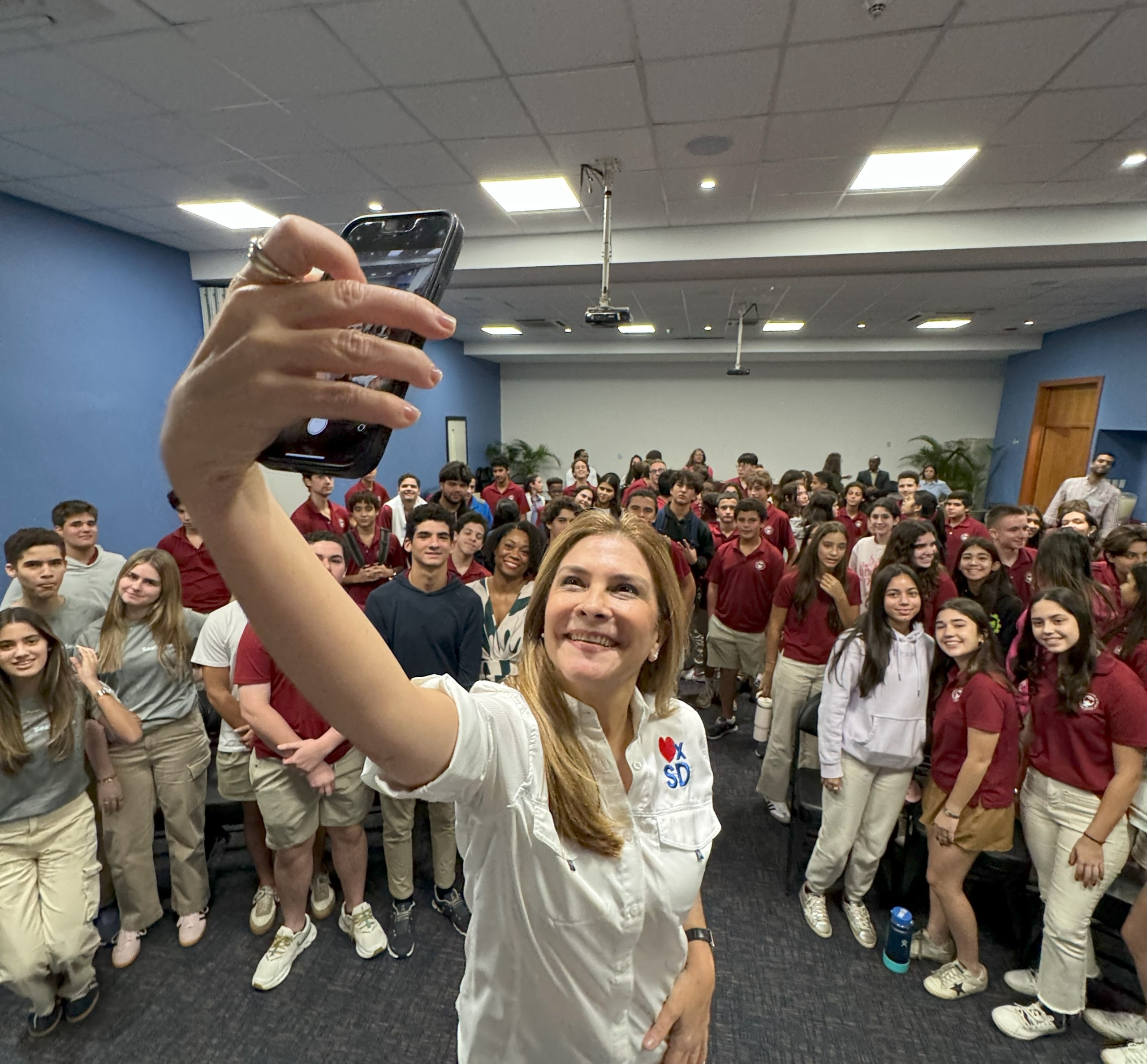 Carolina Mejía lleva a centros educativos programa de charlas sobre manejo de residuos sólidos y responsabilidad ciudadana