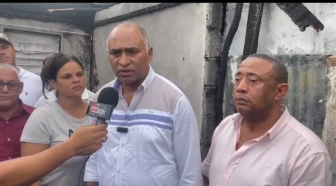 Senador por Peravia asiste a familia afectada por incendio en Las Colinas
