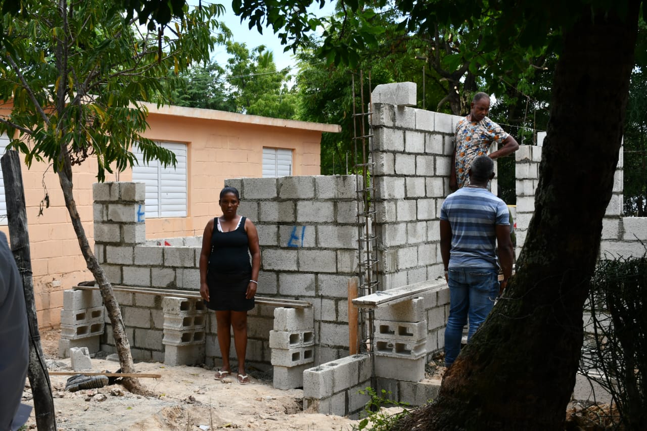 Senador Johnnson Encarnación Realiza Visita de seguimiento a la construcción de una casa en favor de una familia de escasos recursos"
