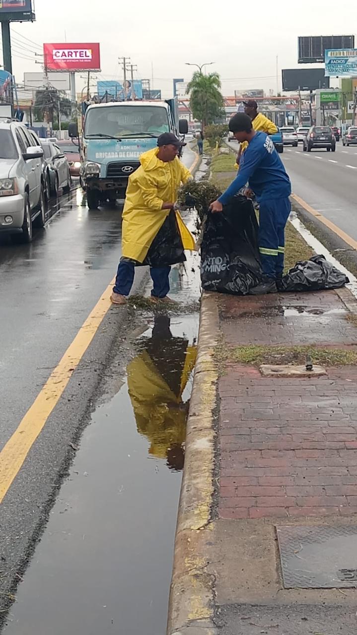 Alcaldía del Distrito Nacional intensifica operativos de limpieza por incidencia de lluvias