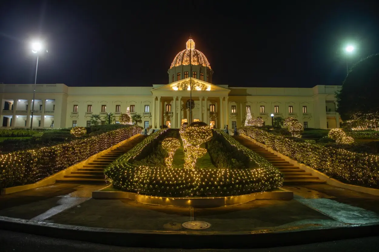 Palacio Nacional se viste de luces para recibir la Navidad