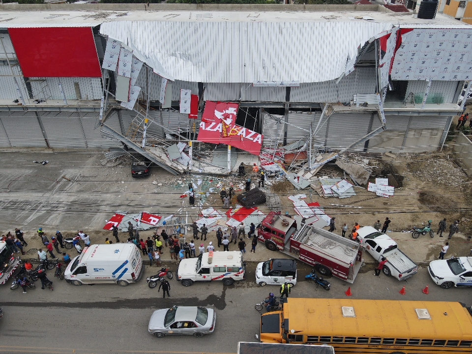 Sistema 911 coordina rescate tras derrumbe en local comercial de Santiago