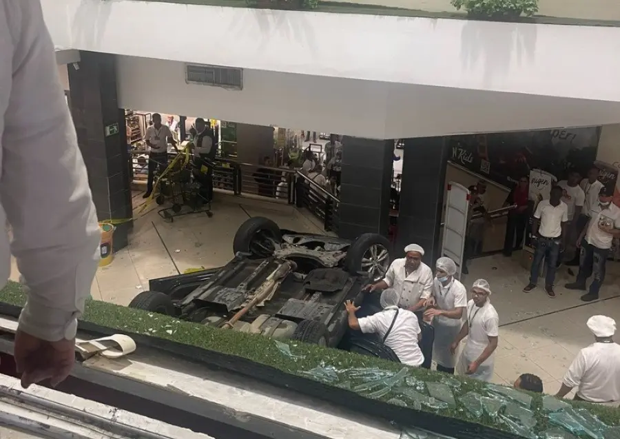 El 911 asiste a personas heridas tras caer un vehículo en centro comercial del DN