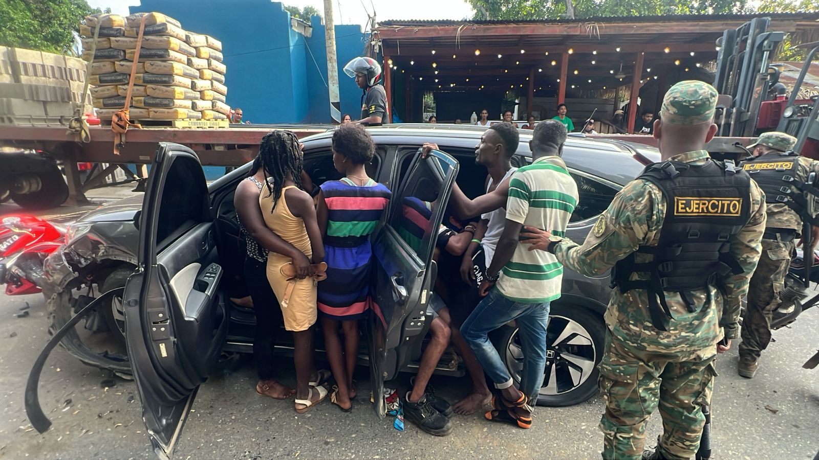 Ejército intercepta una yipeta con 18 indocumentados en Valverde