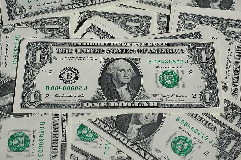 El dólar bajó cuatro centavos y este viernes era vendido a $61.09