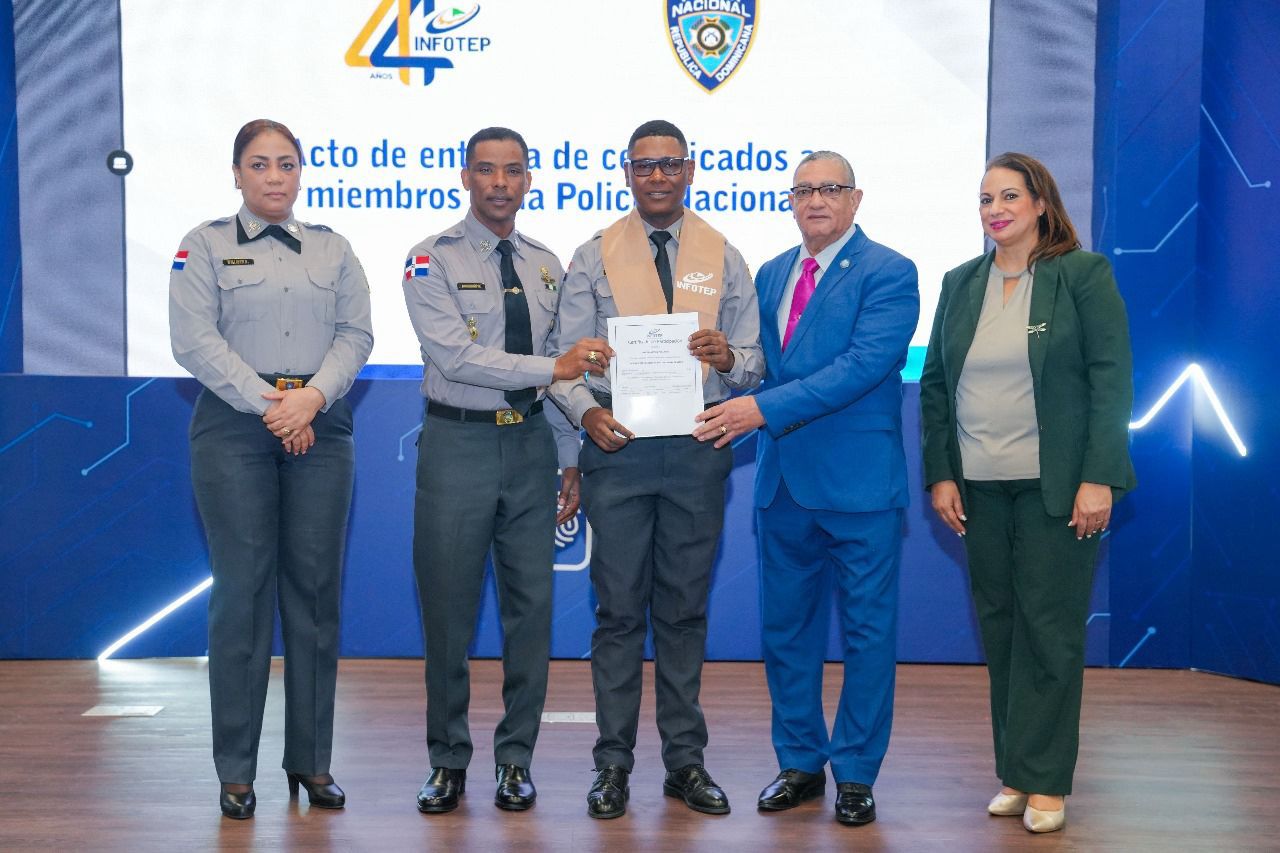 INFOTEP e IPES entregan certificados a 97 policías en diferentes formativas