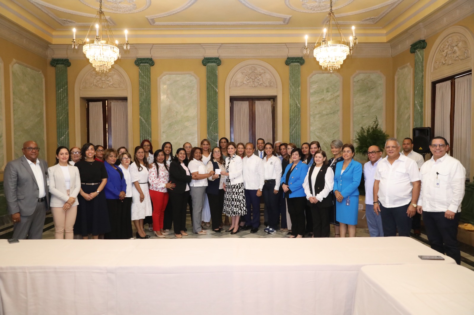La vicepresidenta Raquel Peña inicia entrega del Bono Navideño