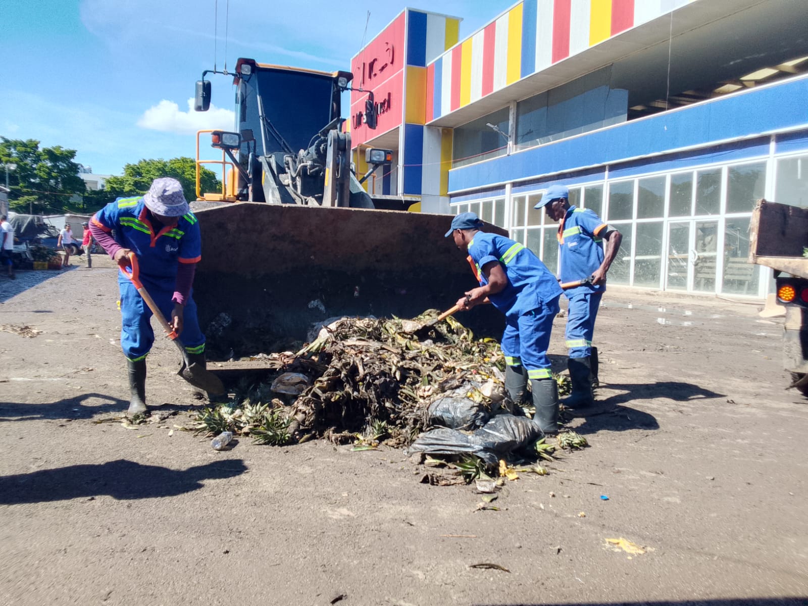 Alcaldía del Distrito Nacional interviene mercado de Villas Agrícolas con gran operativo de limpieza