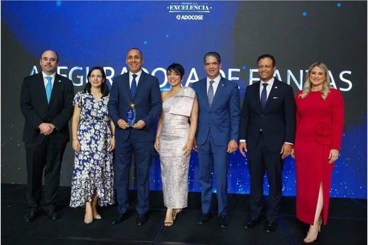Seguros Reservas recibe galardón durante los Premios a la Excelencia ADOCOSE 2024