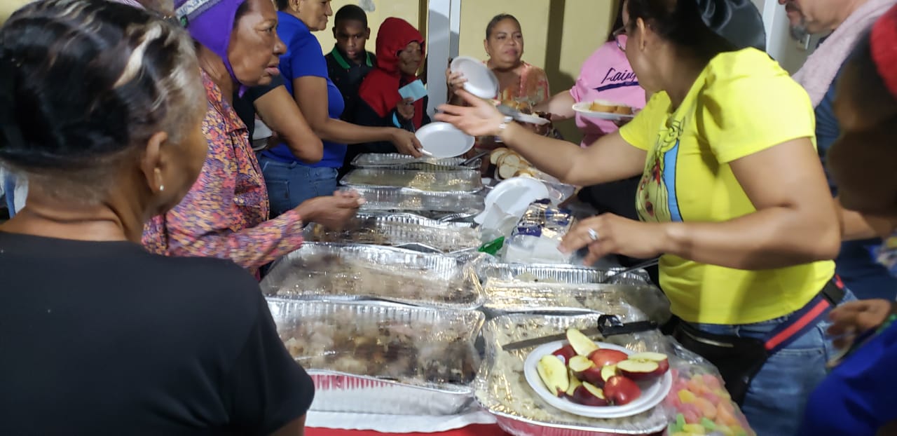 Fundación por los Ideales de Peña Gómez ofrece cena navideña a familias pobres
