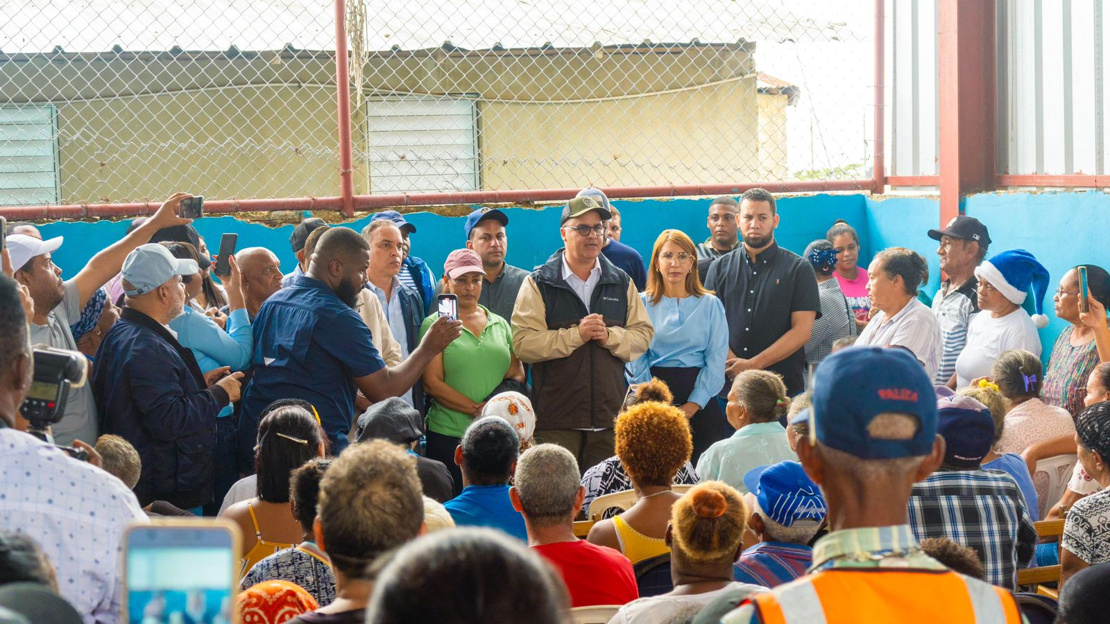 Familias afectadas por las lluvias continúan recibiendo ayudas del gobierno en Puerto Plata
