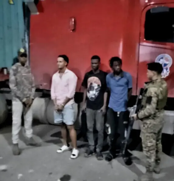 Detienen camionero por transportar haitianos indocumentados