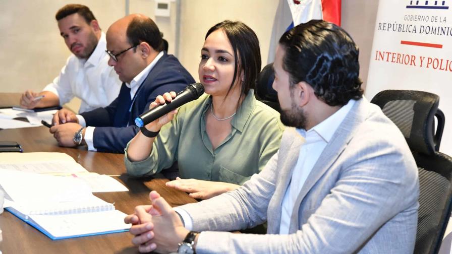 Faride Raful se reúne con colmaderos, pero les sugiere cerrar a las 12:00 de la medianoche