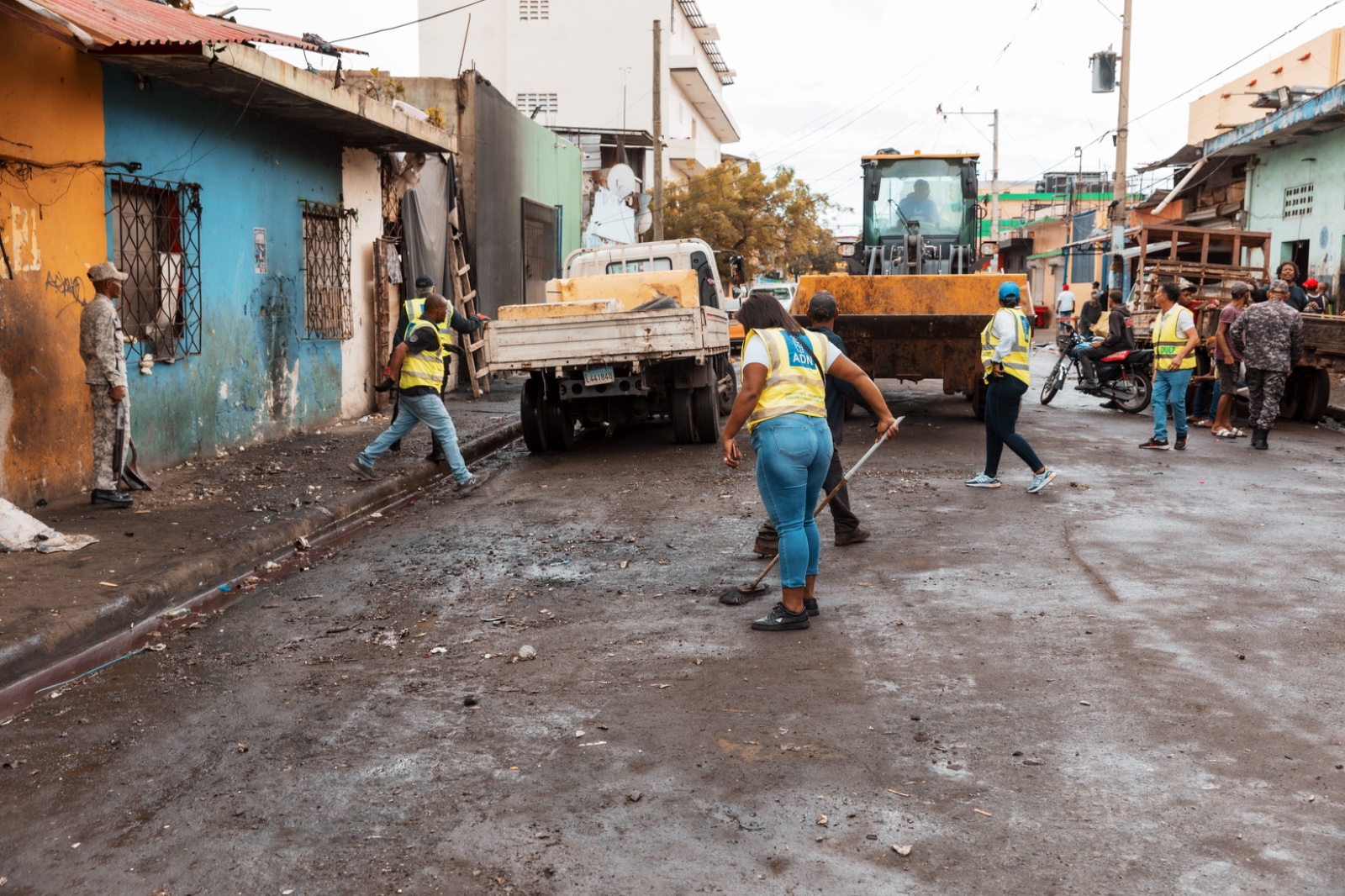 Alcaldía del DN recupera aceras que eran ocupadas por negocios en Villa Consuelo