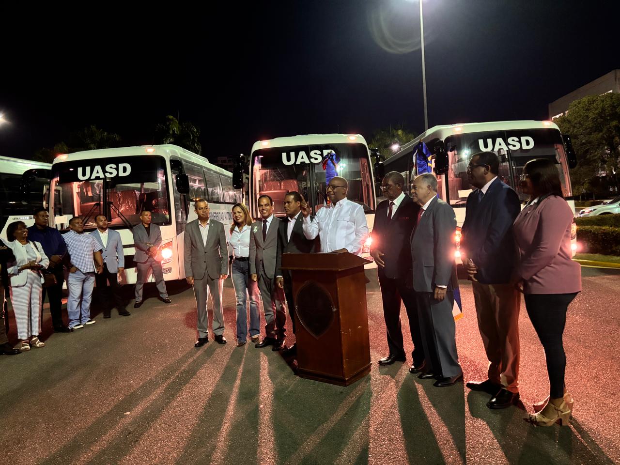 UASD incorpora tres modernos autobuses para los viajes a los recintos, centros y subcentros