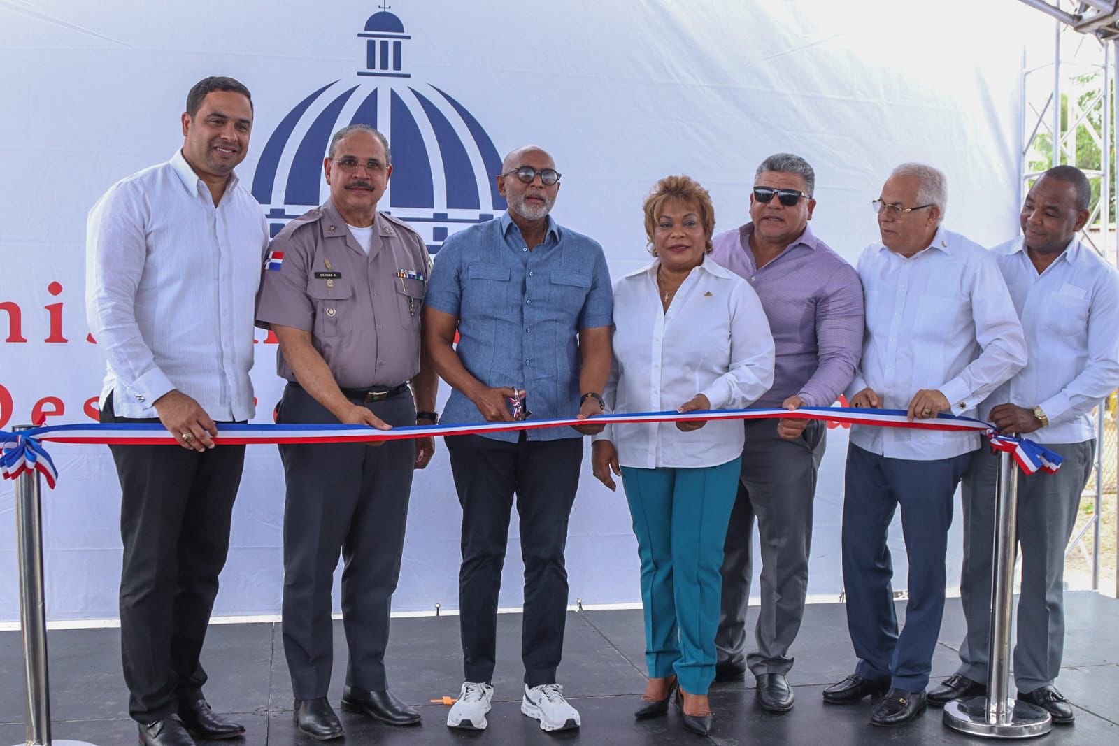 Gobernadora de Santo Domingo destaca lucha contra la delincuencia en inauguración de destacamento policial en La Ceiba.