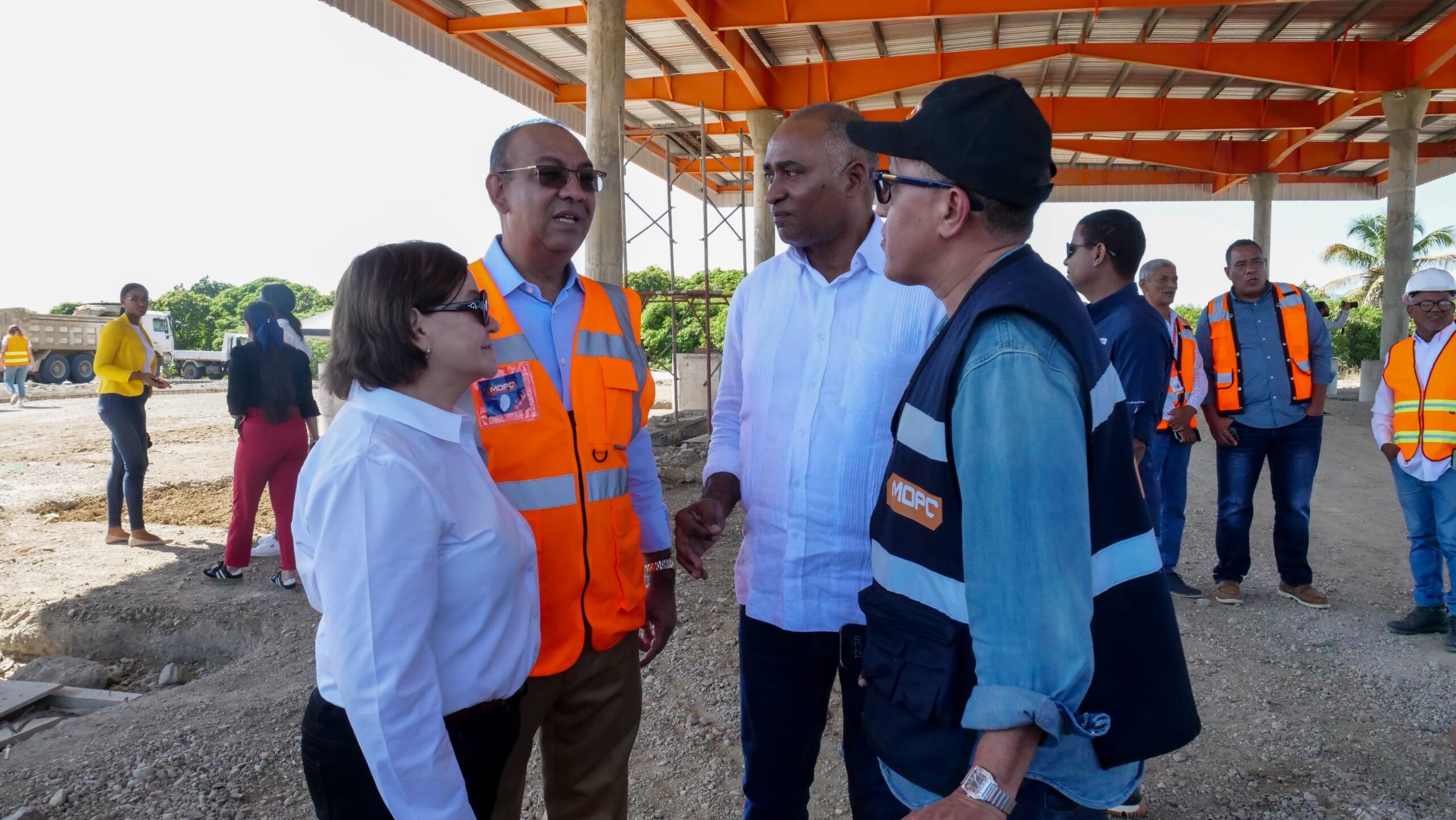Inician trabajos puente Paso de los Hierros en Baní por gestiones del senador Julito Fulcar y gobernadora Ángela Yadira Báez