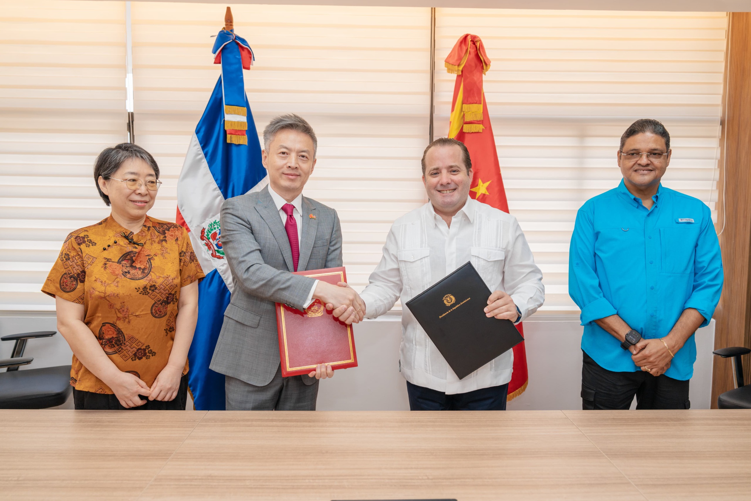 Minpre y la DAEH reciben 120 ambulancias donadas por China; Gobierno incorporará 200 más