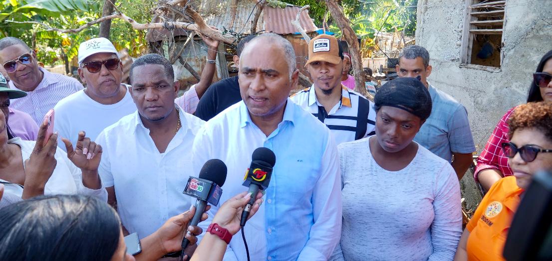 Senador Julito Fulcar inicia construcción de vivienda para familia afectada por incendio en Carretón