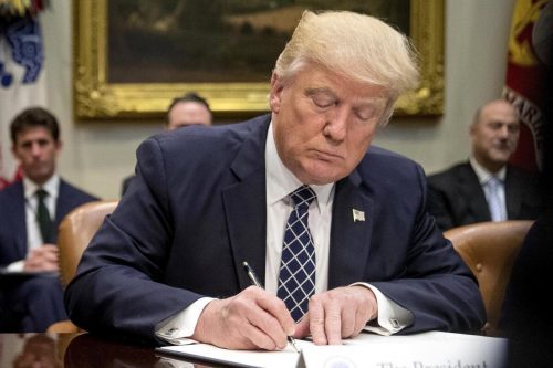 EEUU: Jueza bloquea la orden de Trump de congelar las ayudas